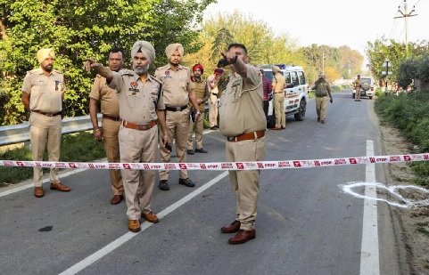 YouTuber house attacked … यूट्यूबर के घर पर हमला; पंजाब पुलिस ने चंडीगढ़ हवाई अड्डे से 7वें आरोपी को किया गिरफ्तार