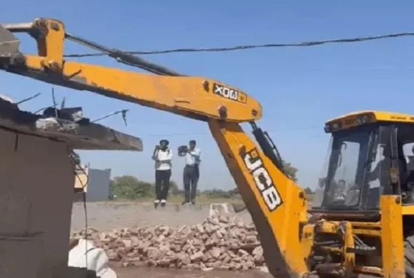 जालंधर में महिला नशा तस्कर के मकान पर चला बुलडोजर