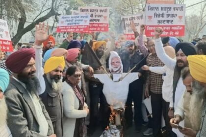 भाजपा के खिलाफ AAP का हल्ला बोल, पीएम मोदी का फूंका पुतला