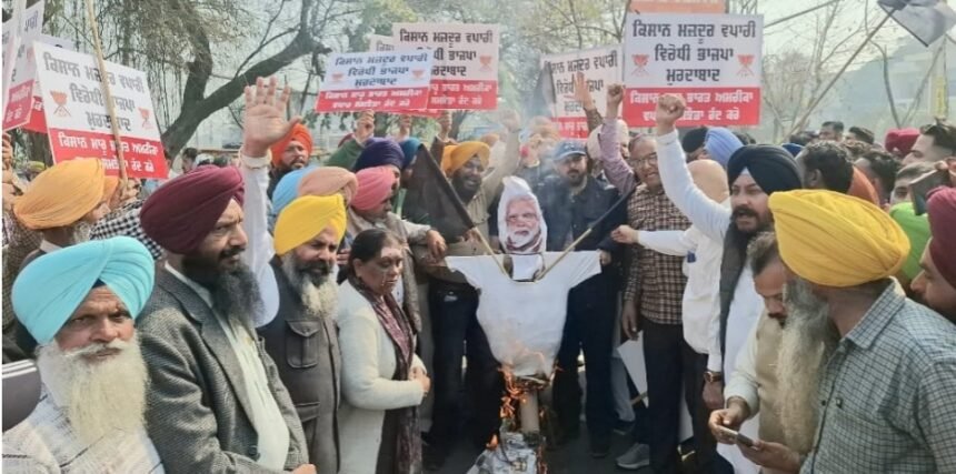 भाजपा के खिलाफ AAP का हल्ला बोल, पीएम मोदी का फूंका पुतला