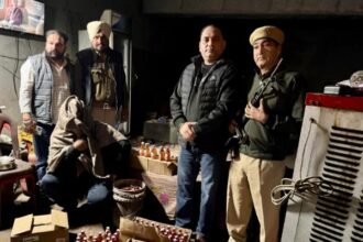 आबकारी विभाग का एक्शन, 62 लीटर से अधिक शराब बरामद