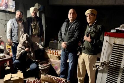 आबकारी विभाग का एक्शन, 62 लीटर से अधिक शराब बरामद