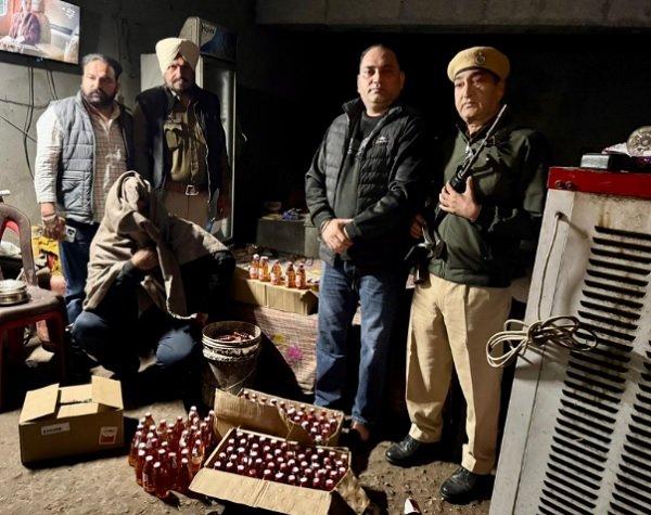 आबकारी विभाग का एक्शन, 62 लीटर से अधिक शराब बरामद