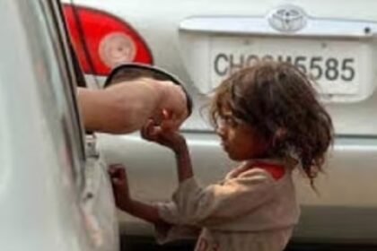 अगर बाल भिक्षा में फंसे बच्चे को बचाना है तो इस नंबर पर करें संपर्क, इस नंबर पर भेजें व्हाट्सएप मैसेज