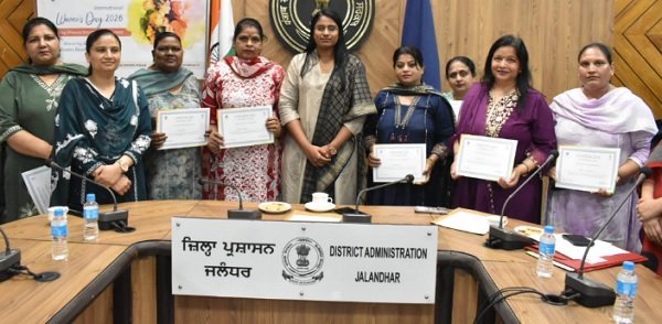 एस.आई.आर. की प्री-रिवीजन गतिविधि में बढ़िया कारगुजारी दिखाने वाली 27 महिला बी.एल.ओ. सम्मानित