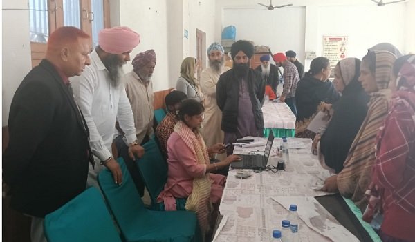 गांव चकराला में लगाए मैडीकल चैकअप कैंप में 345 मरीज़ों की जांच
