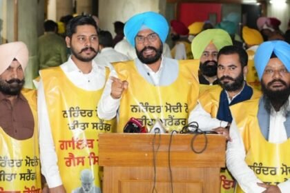 मोदी सरकार की जनविरोधी नीतियों के खिलाफ ‘आप’ का हल्ला बोल, विधानसभा के बाहर किया विरोध प्रदर्शन