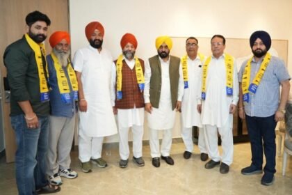 अकाली दल को बड़ा झटका: बी.सी विंग के ज़िला प्रधान सरवन सिंह मुनीम साथियों सहित आप में शामिल