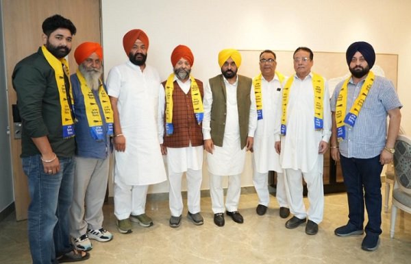 अकाली दल को बड़ा झटका: बी.सी विंग के ज़िला प्रधान सरवन सिंह मुनीम साथियों सहित आप में शामिल