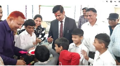 डिप्टी कमिश्नर ने विशेष ज़रूरत वाले बच्चों के साथ होली मनाई, बोले- होली आपसी प्यार, एकता और मेलजोल का त्योहार