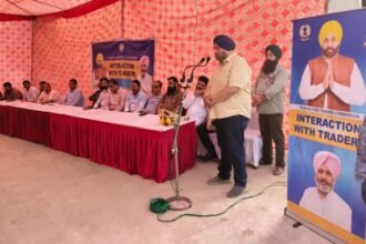 ट्रेडर्स कमिशन की पहल पर व्यापारियों के साथ मीटिंग, अधिकारियों ने उचित समाधान का दिया भरोसा