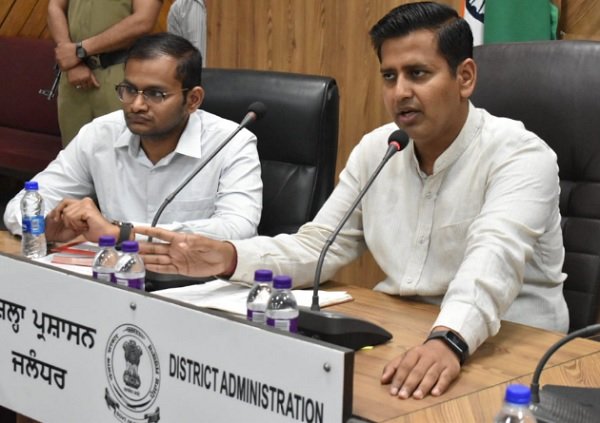 लोगों को घबराने की जरूरत नहीं, एल.पी.जी. सिलेंडर, डीजल और पेट्रोल का जरूरी स्टॉक मौजूद : डीसी