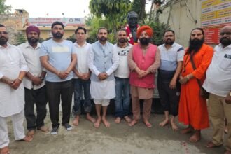 बाबासाहब भीमराव अंबेडकर की प्रतिमा को दूध से नहलाया