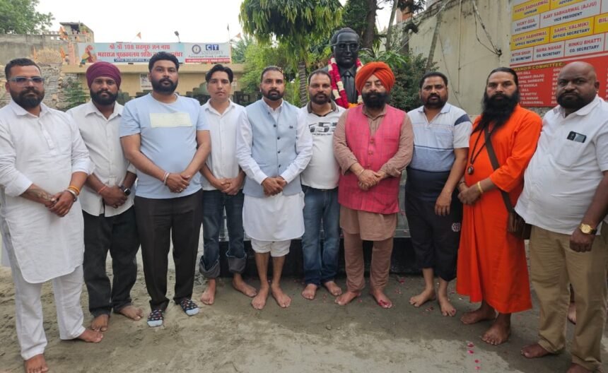 बाबासाहब भीमराव अंबेडकर की प्रतिमा को दूध से नहलाया