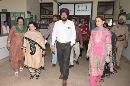 DC के निर्देशों पर एस.डी.एम. ने सिविल अस्पताल का अचानक किया निरीक्षण , स्वास्थ्य सेवाओं और बुनियादी सुविधाओं की समीक्षा की