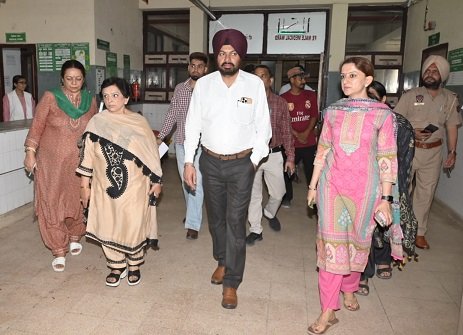 DC के निर्देशों पर एस.डी.एम. ने सिविल अस्पताल का अचानक किया निरीक्षण , स्वास्थ्य सेवाओं और बुनियादी सुविधाओं की समीक्षा की