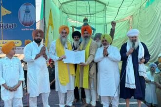 विधानसभा स्पीकर संधवा ने समाना मोर्चे की संगत को सौंपी ‘जगत ज्योत श्री गुरु ग्रंथ साहिब सत्कार (संशोधन) बिल’ की प्रति