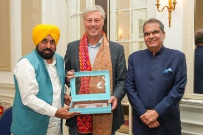 मुख्य मंत्री ने हॉलैंड के महान हॉकी खिलाड़ी फ्लोरिस जान बोवेलैंडर से की मुलाकात, पंजाब के खिलाड़ियों को प्रशिक्षण देने का दिया आमंत्रण