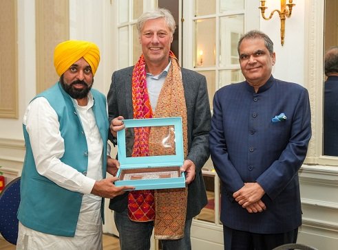 मुख्य मंत्री ने हॉलैंड के महान हॉकी खिलाड़ी फ्लोरिस जान बोवेलैंडर से की मुलाकात, पंजाब के खिलाड़ियों को प्रशिक्षण देने का दिया आमंत्रण