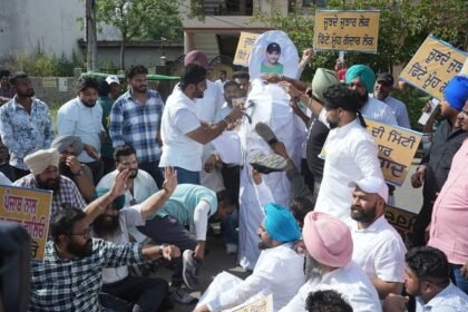 पंजाब भर में जनता का गुस्सा फूटा, दलबदलू सांसदों को दीवारों और सड़कों पर ‘पंजाब के गद्दार’ के नारों का करना पड़ा सामना