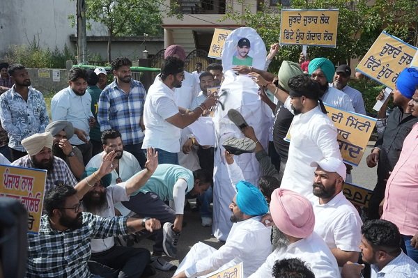 पंजाब भर में जनता का गुस्सा फूटा, दलबदलू सांसदों को दीवारों और सड़कों पर ‘पंजाब के गद्दार’ के नारों का करना पड़ा सामना