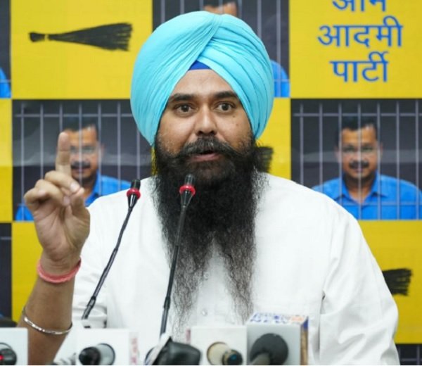 AAP सांसद मालविंदर सिंह कंग ने एसआईआर एक्सरसाइज पर जताई चिंता, चुनाव आयोग को पत्र लिखकर असली पंजाबी वोटर्स की मांगी सुरक्षा