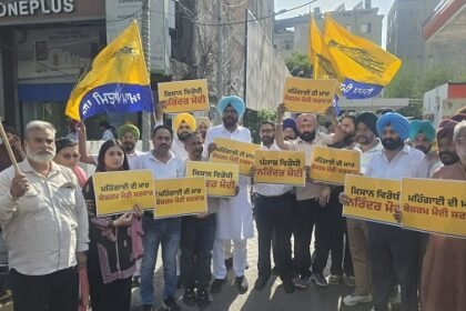पेट्रोल-डीज़ल की बढ़ी कीमतों के विरुद्ध AAP का हल्ला बोल