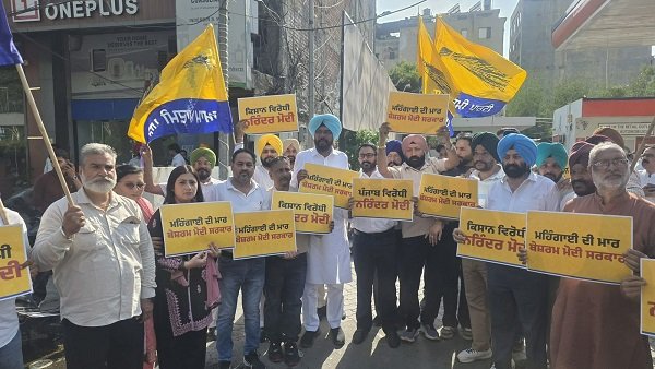 पेट्रोल-डीज़ल की बढ़ी कीमतों के विरुद्ध AAP का हल्ला बोल