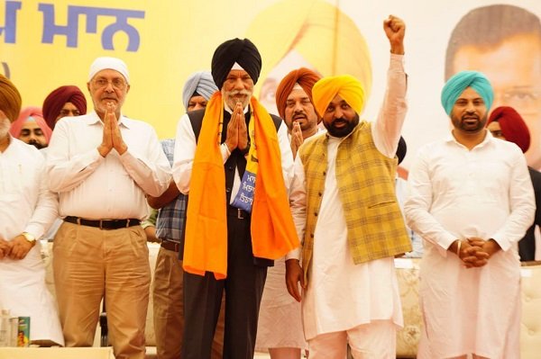 शिरोमणि अकाली दल को झटका, पूर्व मंत्री सुरजीत सिंह रखड़ा आम आदमी पार्टी में हुए शामिल