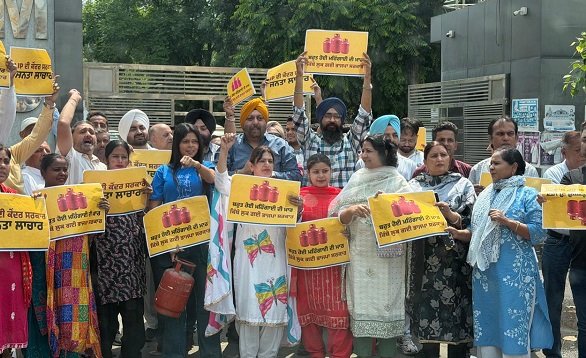 जालंधर में AAP ने व्यावसायिक गैस की कीमतों में रिकॉर्ड वृद्धि का विरोध किया
