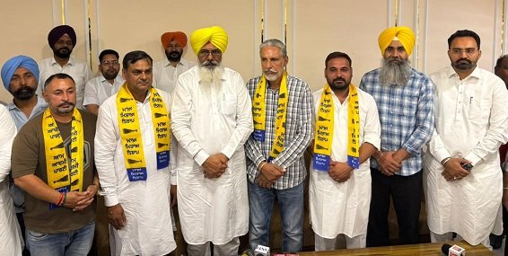 फरीदकोट में विपक्षी पार्टियों को बड़ा झटका, कई बड़े नेता AAP में शामिल हुए