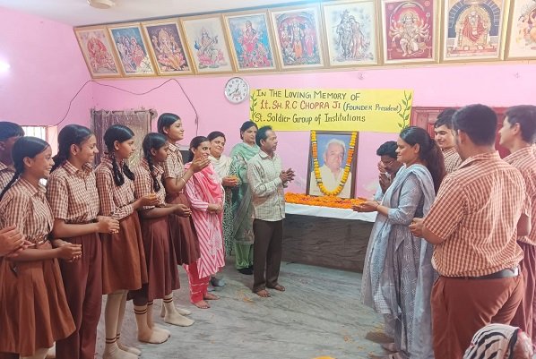 सेंट सोल्जर ग्रुप ऑफ इंस्टीटूशन्स के संस्थापक अध्यक्ष स्व. आर.सी. चोपड़ा की पुण्यतिथि एंटी-लेप्रोसी आश्रम में श्रद्धापूर्वक मनाई गई