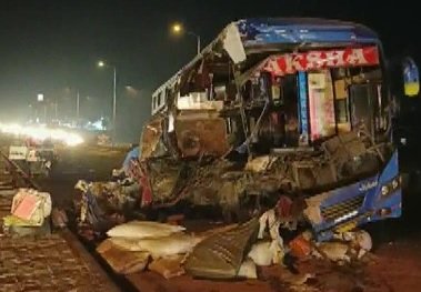 वडोदरा में बस और ट्रक की टक्कर, 6 की मौत, 31 घायल