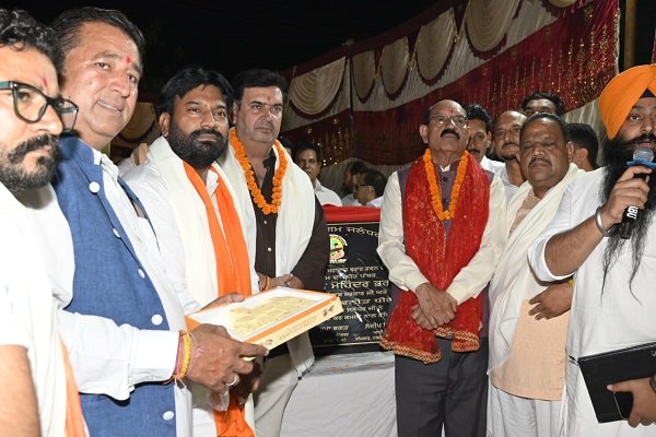 कैबिनेट मंत्री, मेयर और चेयरमैन ने मॉडल हाउस में कम्युनिटी हॉल का रखा नींव पत्थर