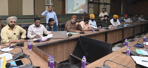व्यापारियों और दुकानदारों की समस्याओं के समाधान को प्राथमिकता दी जाए : DC