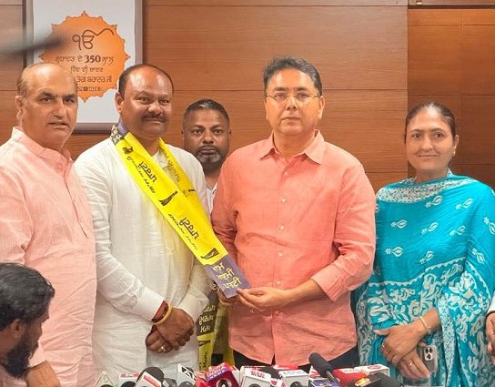 सीनियर भाजपा नेता जॉर्ज सागर सैकड़ों साथियों के साथ आप में हुए शामिल